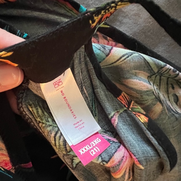 XXXL jumpsuit with train! It flows beautifully and is very comfortable. - Picture 3 of 3